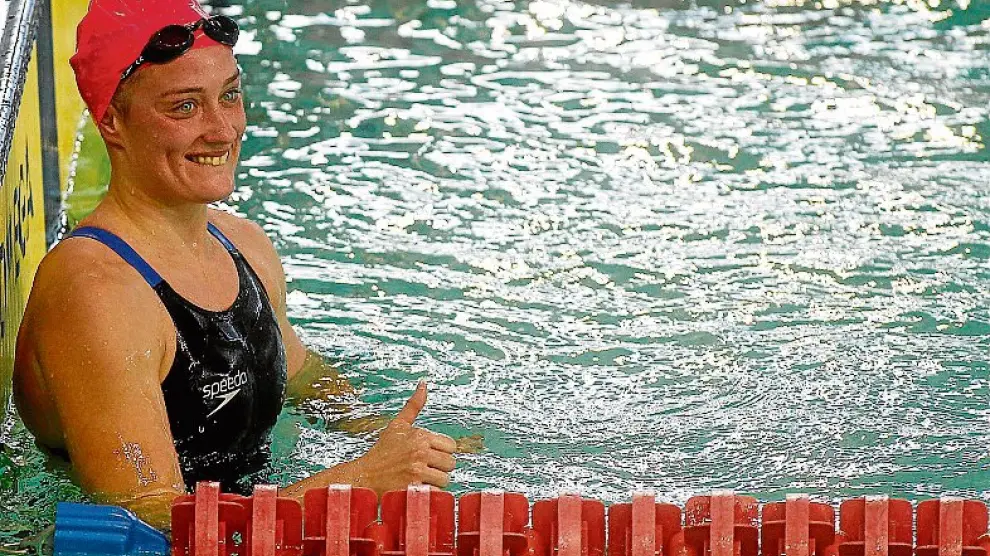 Mireia Belmonte celebra su récord en el agua.