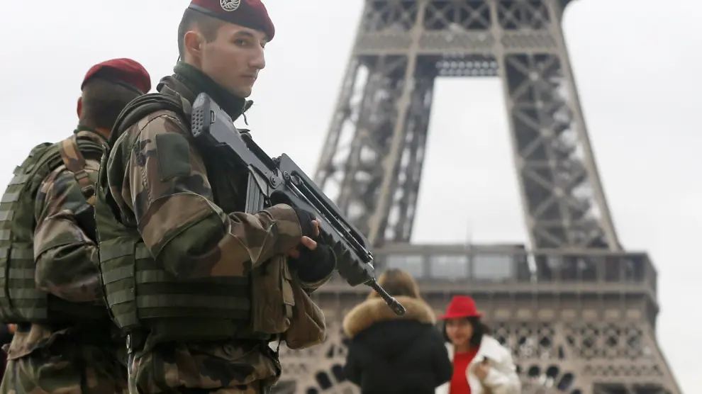 Efectivos militares en las inmediaciones de la torre Eiffel de París