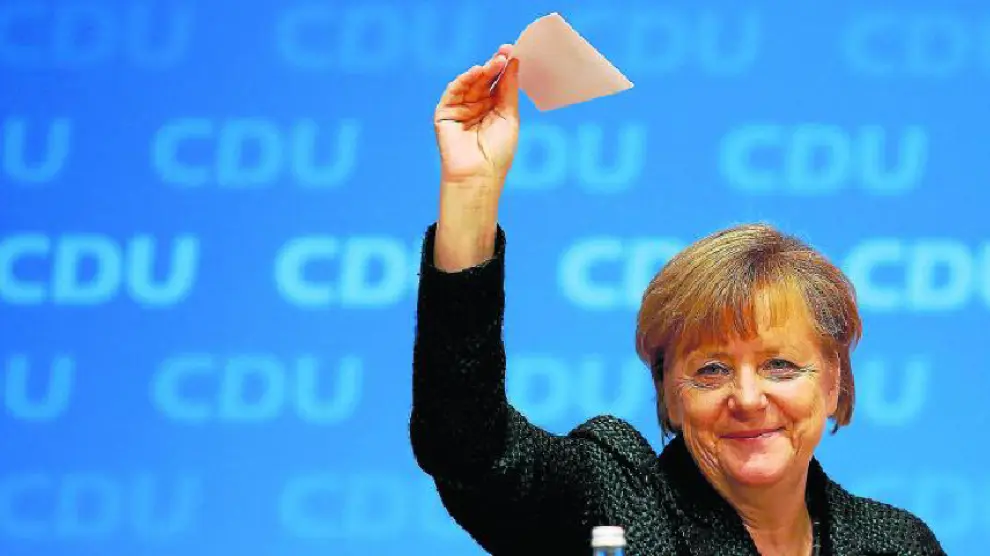La canciller Angela Merkel vota durante el congreso de la Unión Cristianodemócrata celebrado el martes en Colonia.