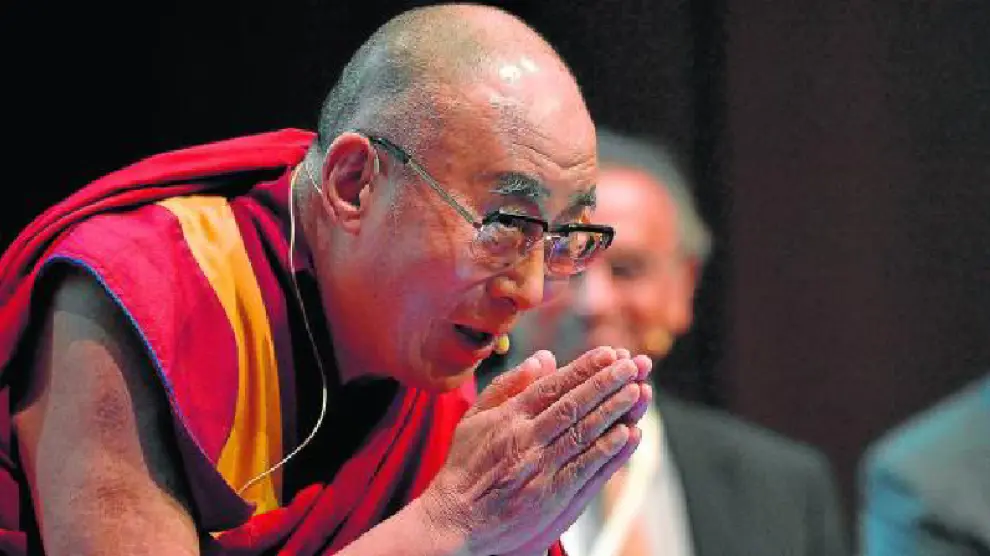 El Dalai Lama saluda antes de su conferencia, ayer, en Roma.
