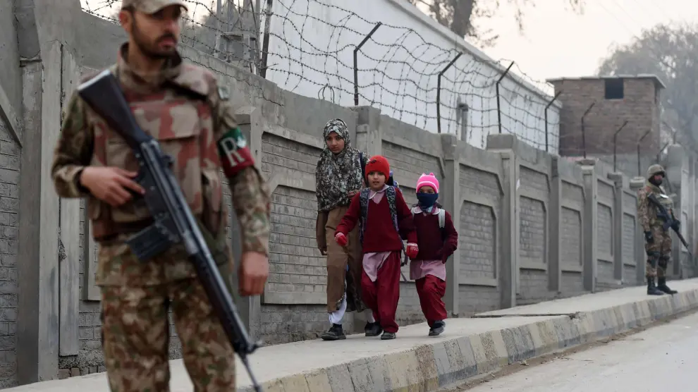 Niños acudiendo al centro, protegido por militares