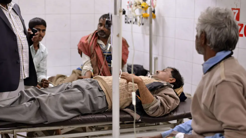 Mueren 27 personas tras ingerir alcohol adulterado en la India