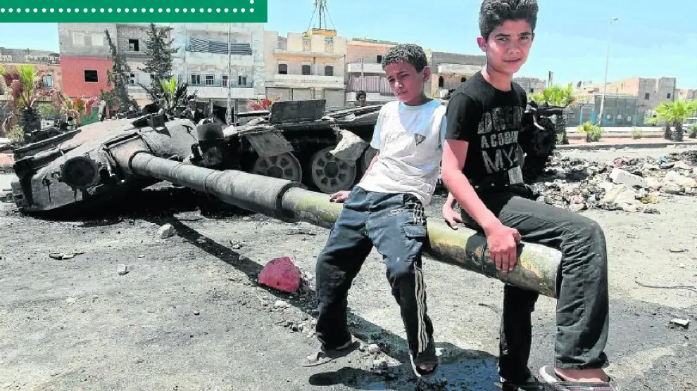 Dos niños sirios sobre un tanque destruido en la ciudad de Alepo.