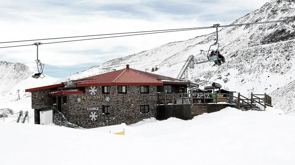 El nuevo espacio gastronómico está situado en la cota 2.000 de la estación de Astún, en pleno territorio esquiable.