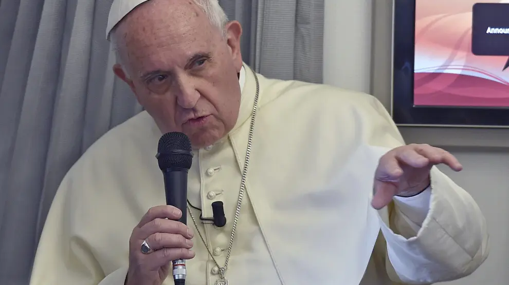 El papa Francisco responde a los periodistas en el avión que lo traslada a Manial