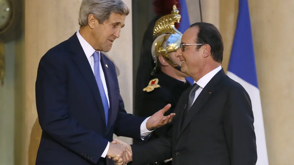 Kerry transmite a Hollande sus condolencias y acuerda reforzar la cooperación antiterrorista