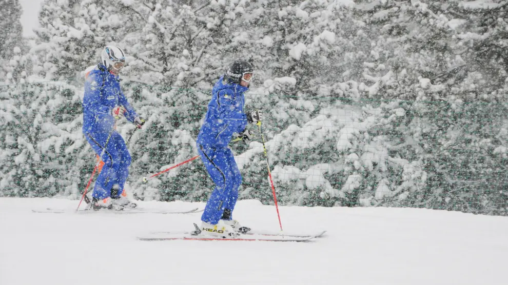 Dos esquiadores este viernes en Cerler