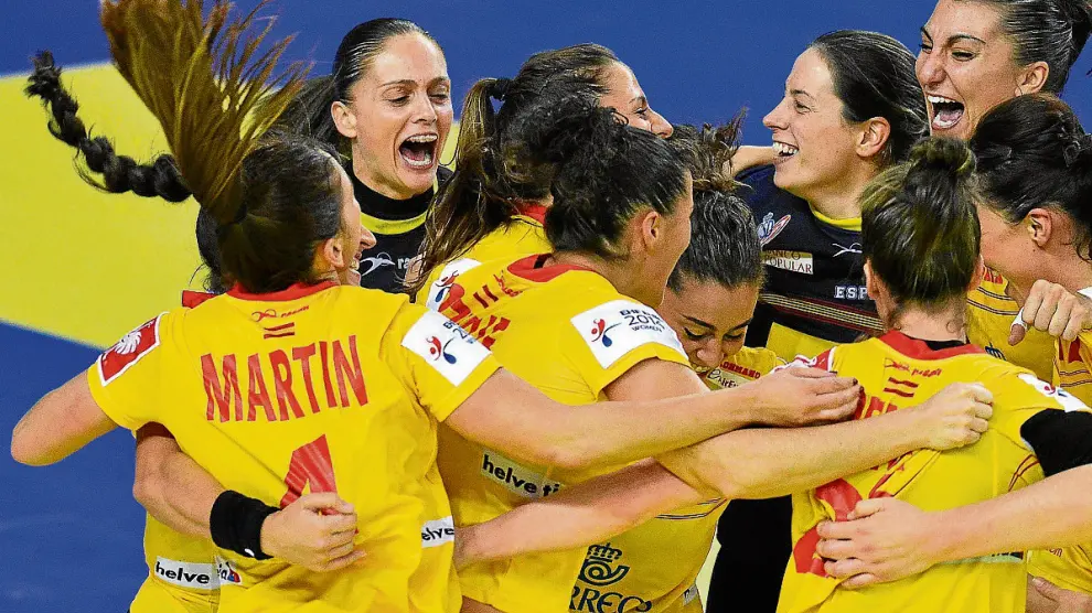 Las jugadoras españolas celebran su victoria sobre Dinamarca.