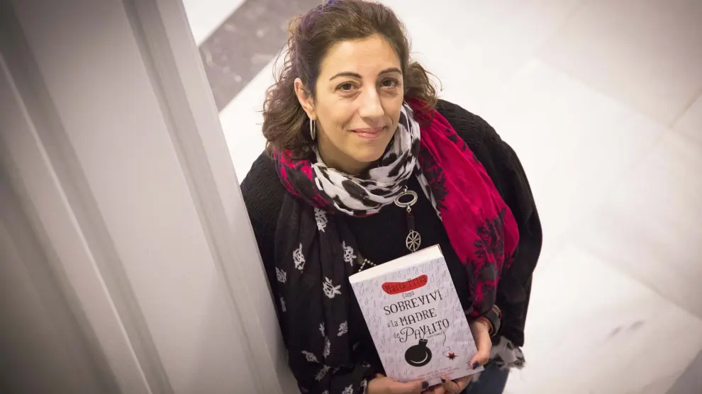 La escritora María Frisa junto a su libro 'Cómo sobreviví a la madre de Pavlito (con uve)'