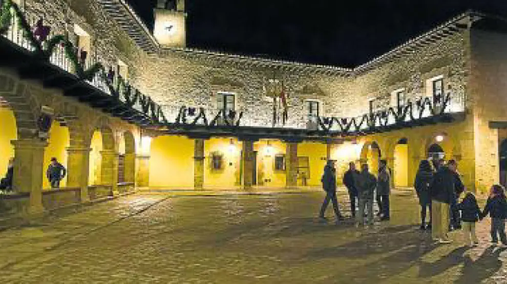 La ciudad de Albarracín, en la foto, tiene nueva iluminación.