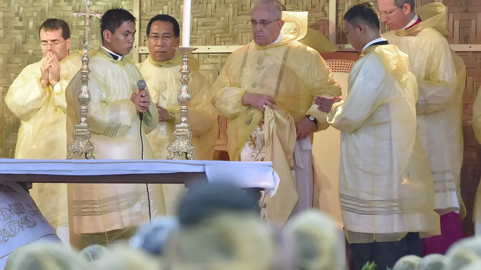 El Papa, con chubasquero, durante la celebración de una misa en Tacloban