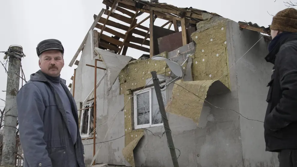 Un vecino de Donetsk, junto a su casa destruida
