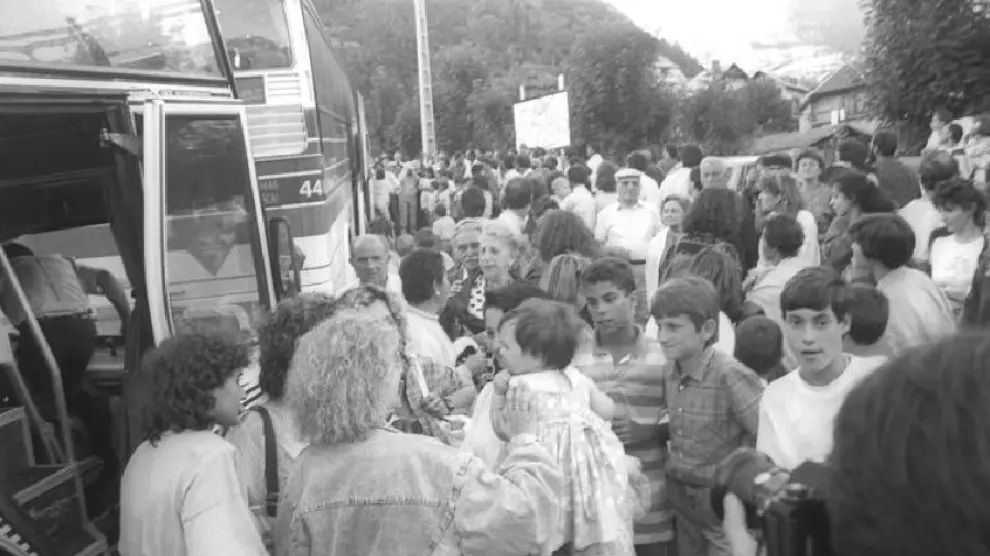 Imagen de la fiesta de los solteros de Plan, celebrada en julio de 1988. Arriba, el anuncio publicado en HERALDO.