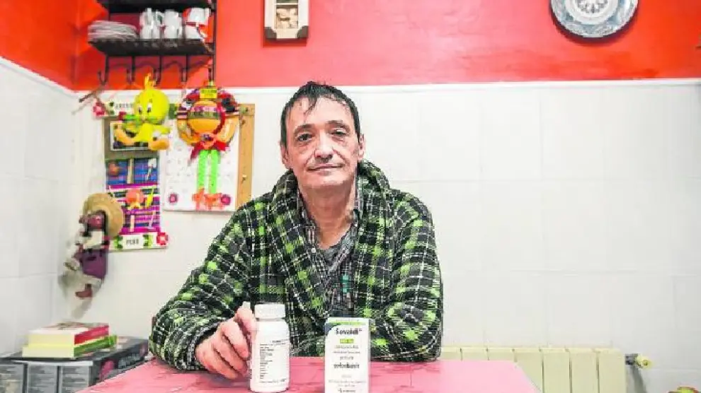 José Luis Calero, con el bote de pastillas, casi vacío tras largas semanas de tratamiento.