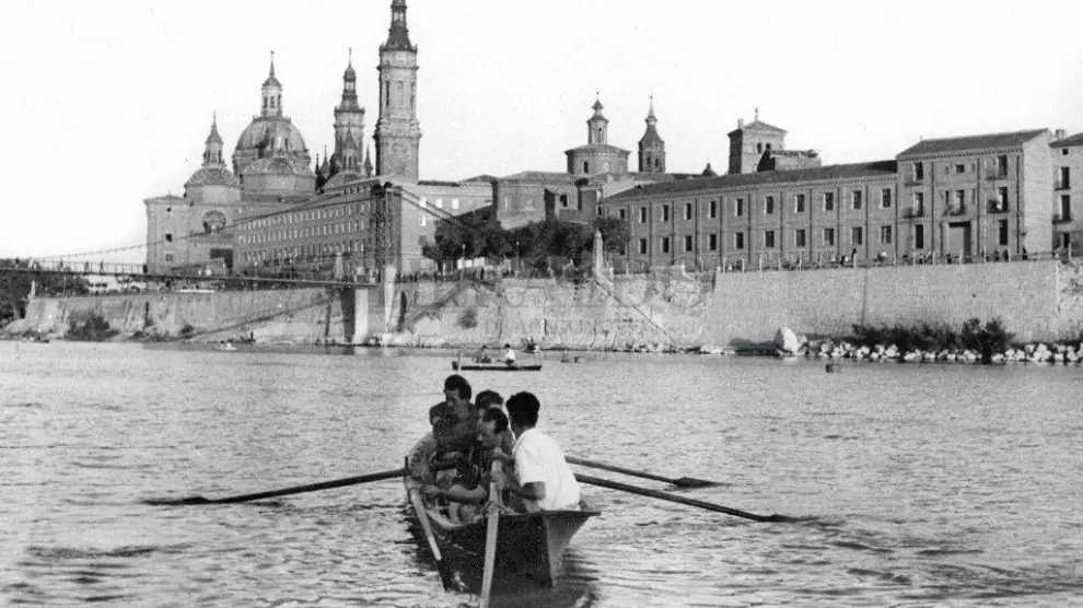 Una barca cruzando el Ebro en 1948