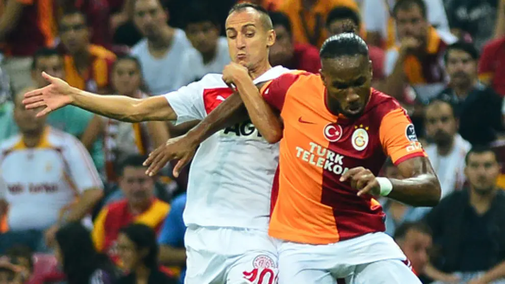 Natxo Insa, a la izquierda, con su último club, el Antalyaspor, pugna con Didier Dorgba (Galatasaray).