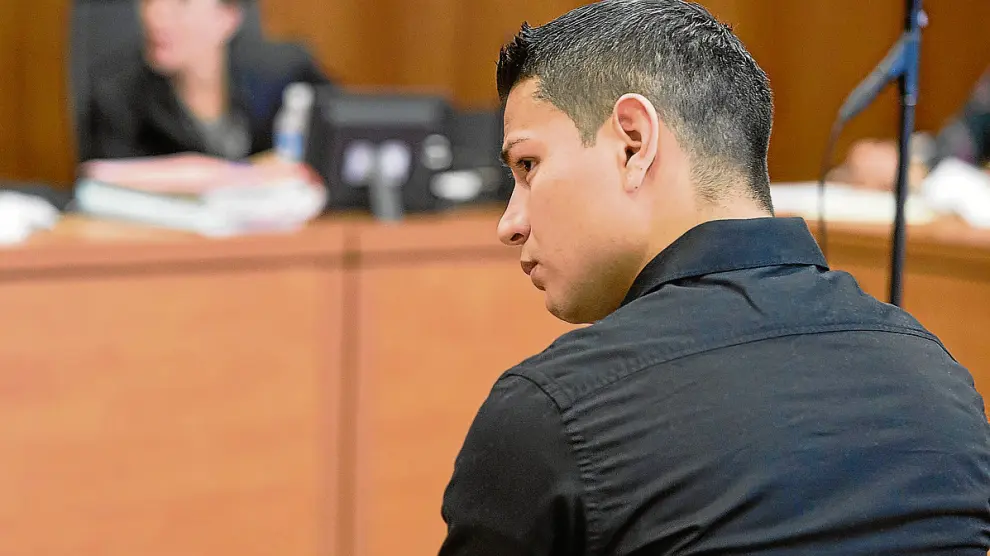 Edgar Leonardo Montaño, el acusado del crimen, en la sala donde fue juzgado por un jurado.