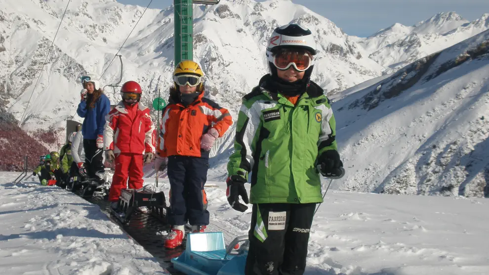 Más de 80 escolares turolenses disfrutan de la campaña de esquí que organiza la DPT