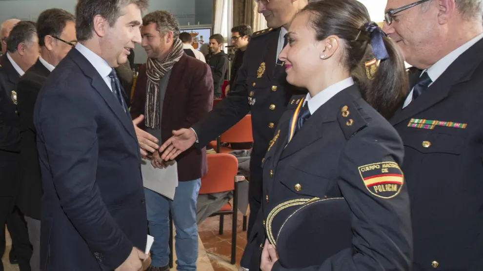 El director de la Policía Nacional, Ignacio Cosidó (i), felicita a los agentes tras la rueda de prensa que ha ofrecido hoy en la Delegación del Gobierno de Murcia