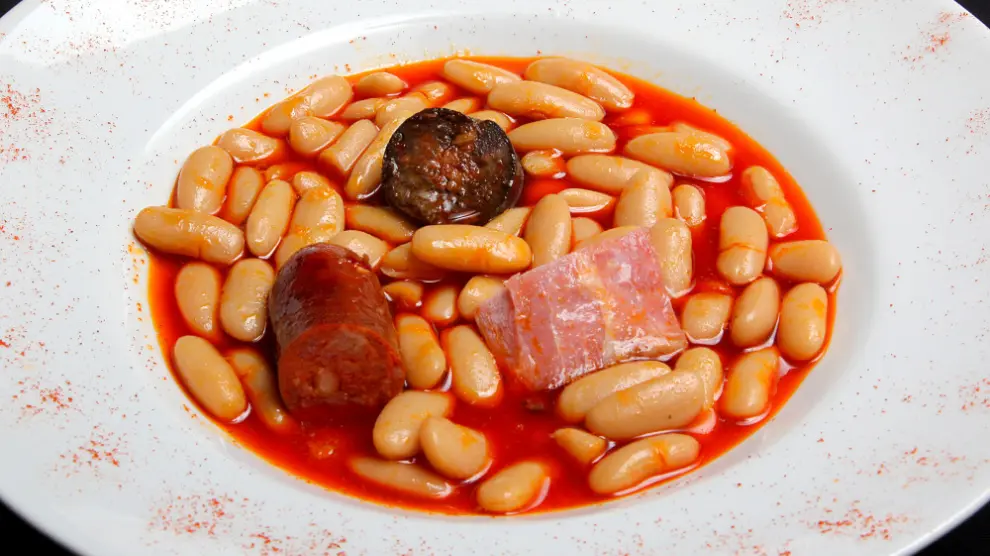 Un plato de fabada del restaurante zaragozano El Portal Asturiano