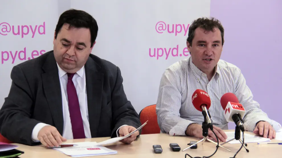 El candidato a la Presidencia de la Junta por UPyD, Rafael Delgado (i) y el representante en Soria, Ángel Ruiz