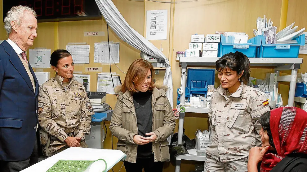 Visita sobre el terreno. La vicepresidenta Sáenz de Santamaría y el ministro de Defensa Morenés conocieron el lunes el hospital Role 2, junto a Ana Betegón