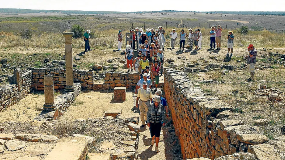 Grupo de turistas en el yacimiento de Numancia el pasado verano.