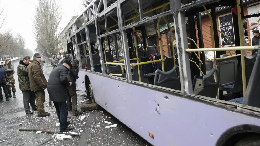 Mueren quince civiles al caer un obús en una calle de Donetsk
