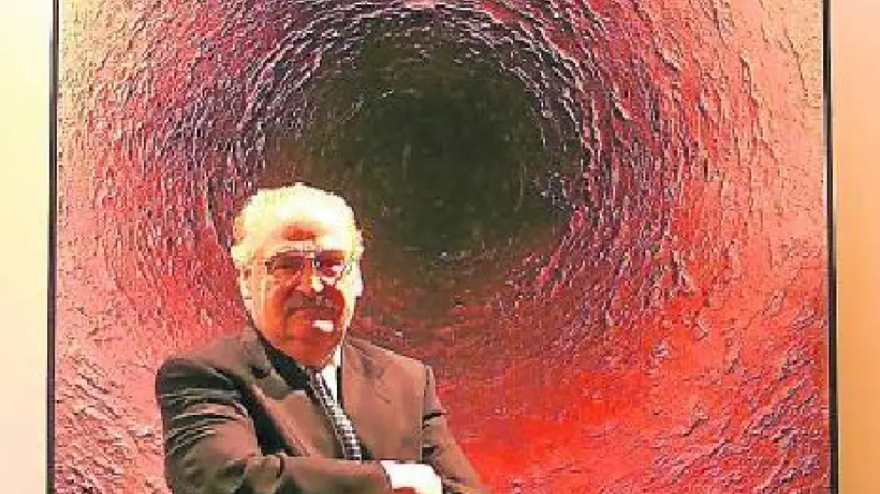 José Orús (Zaragoza, 1931-2015), ante uno de sus lienzos.