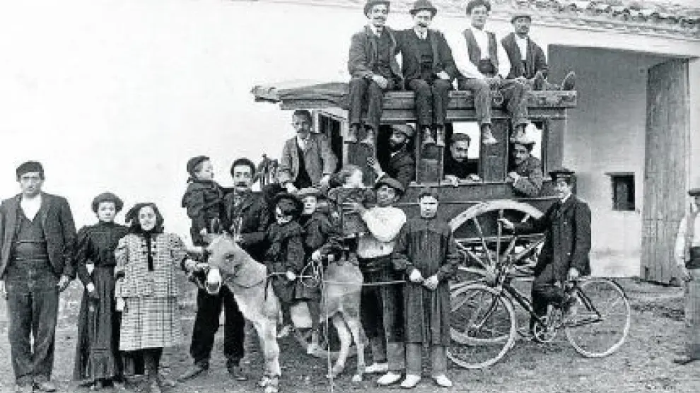Grupo y diligencia. Equilibrada y compleja composición de grupo que Viñuales tituló 'Torre de Domingo'. Huesca, 1910. Panoplia de paisanaje en el día de fiesta.