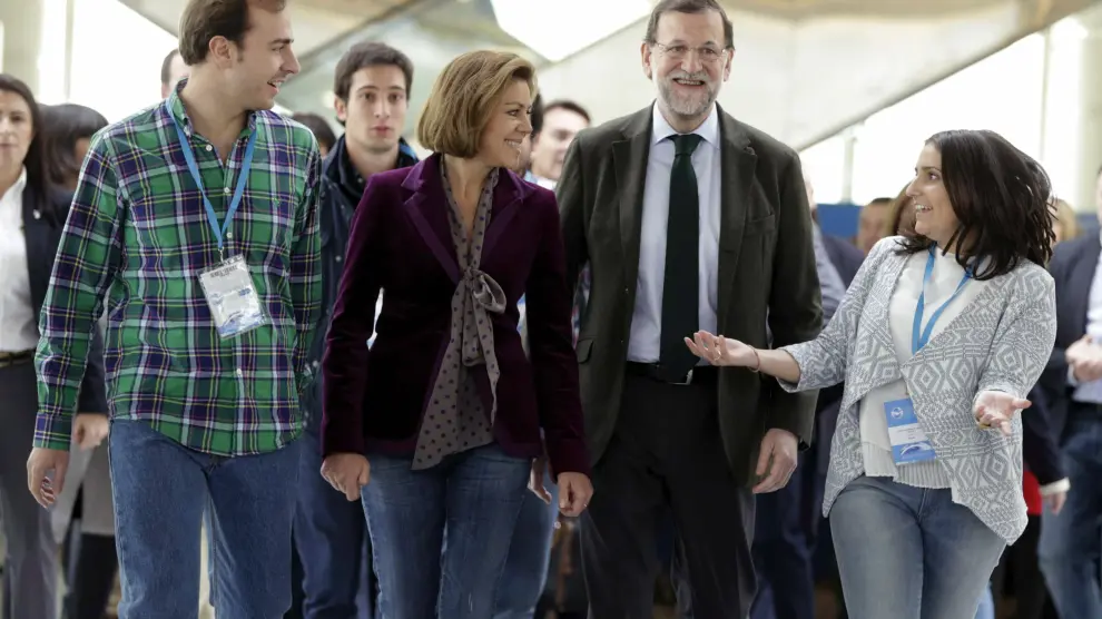Mariano Rajoy, con Dolores de Cospedal, y los líderes de las juventudes del PP Beatriz Jurado y Javier Dorado