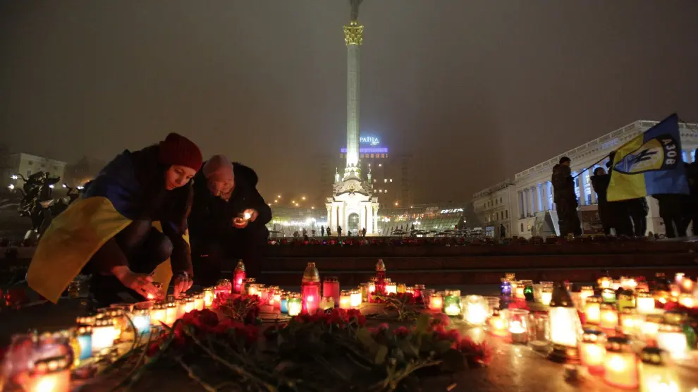 Ucranianos ponen velas por los fallecidos en Mariúpol, esta noche en la plaza de la Independencia de Kiev