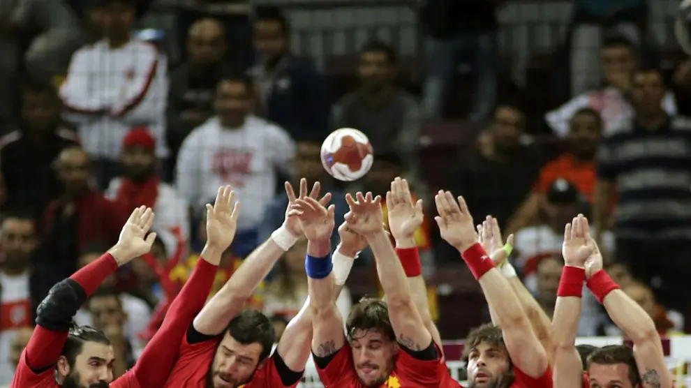 Los jugadores de España defienden un lanzamiento de Túnez
