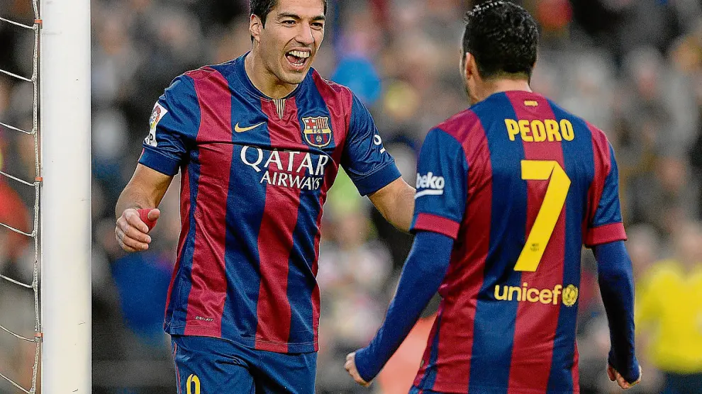 Luis Suárez y Pedro, goleadores ayer, celebran uno de sus tantos.