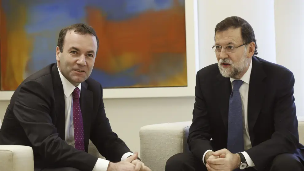 Mariano Rajoy junto a Manfred Weber