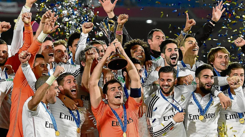 Iker Casillas levanta el trofeo del Mundialito ante la alegría de sus compañeros. JAVIER SORIANO/afp Real Madrid