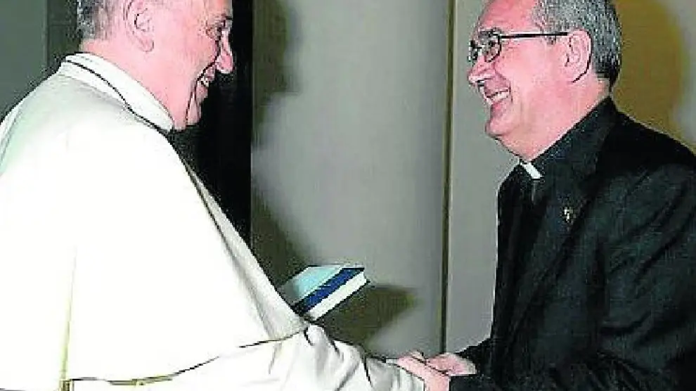El papa Francisco saluda al obispo electo de Barbastro-Monzón, Ángel Javier Pérez Pueyo.
