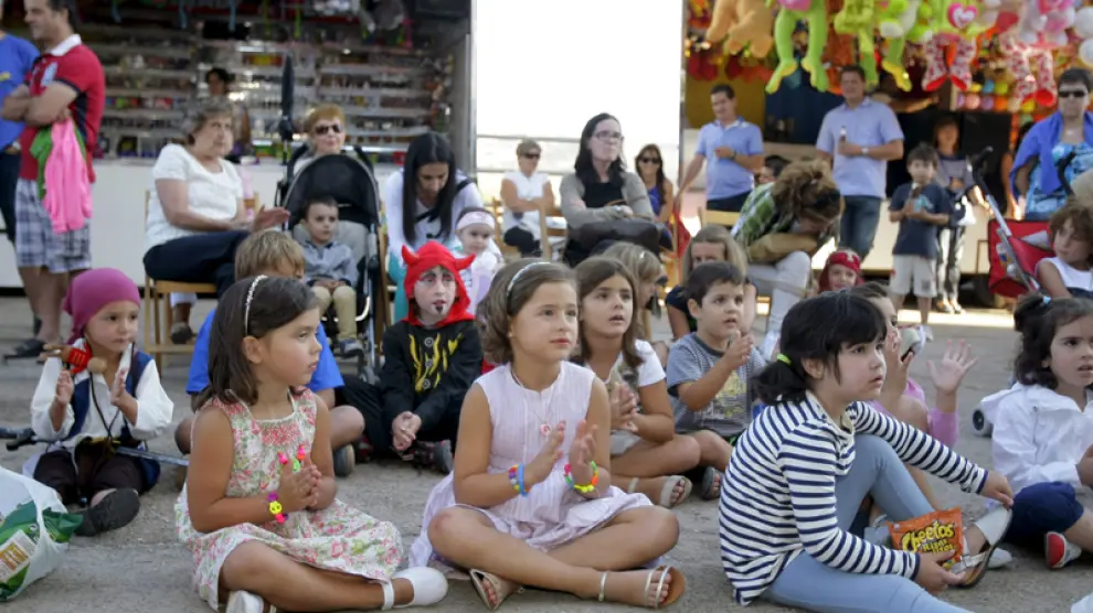 Un grupo de niños presencia una obra teatral durante las fiestas de Golmayo
