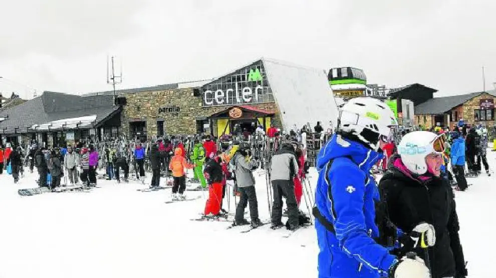 Las estaciones de esquí la de Cerler, en la imagen estuvieron ayer muy animadas.