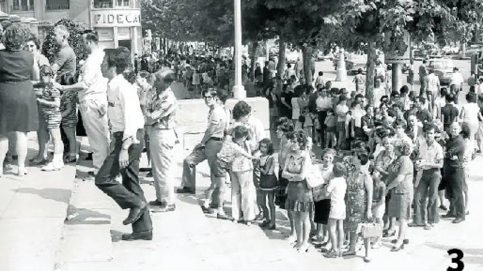 Colas para la vacunación contra el brote de cólera ante el Paraninfo, entonces Facultad de Medicina, el 20 de julio de 1971
