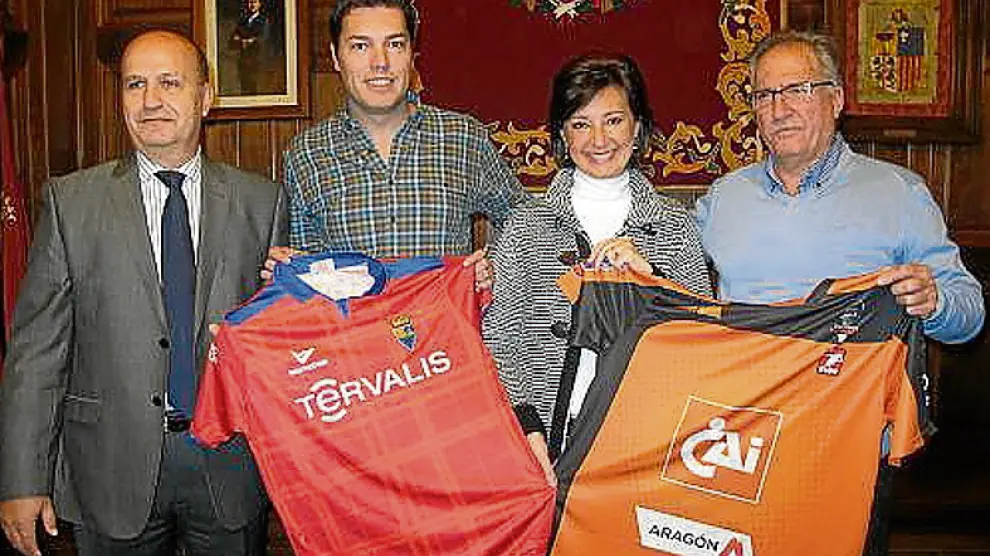 Directivos de ambos clubes y ediles de Teruel muestran las camisetas.