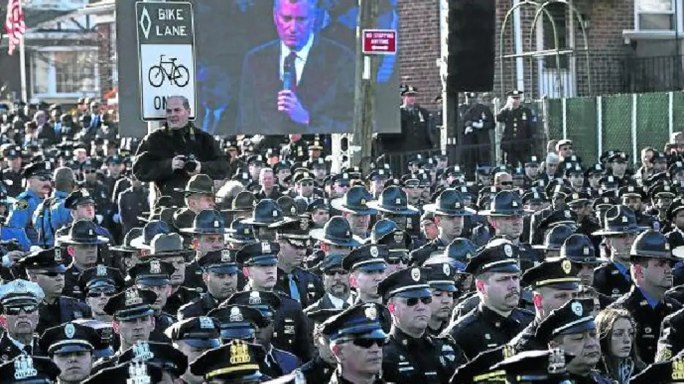 Los agentes se volvieron cuando intervino el alcalde de Nueva York en el funeral.