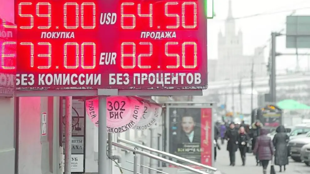 Detalle de un panel que muestra información económica sobre el rublo en una calle en Moscú (Rusia).