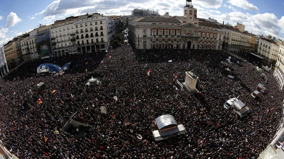 Vista de la Puerta del Sol de Madrid, donde miles de personas se encuentran concentradas a la espera de que el líder de Podemos, Pablo Iglesias, pronuncie su discurso