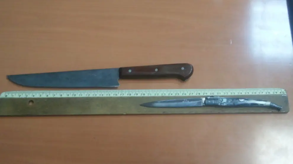 Los cuchillos que le fueron incautados al detenido