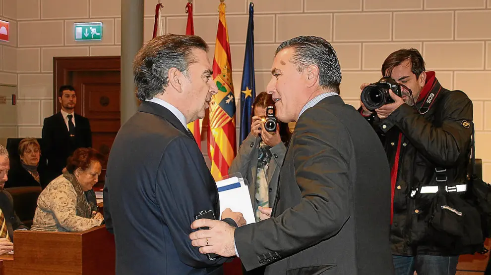 El presidente de la DPZ, Luis María Beamonte izquierda, y el portavoz del PAR, Máximo