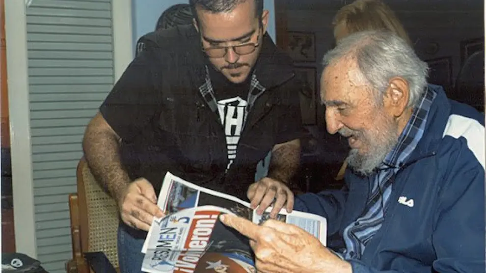 Medios cubanos publican fotografías de Fidel Castro en una reunión con líder de la FEU