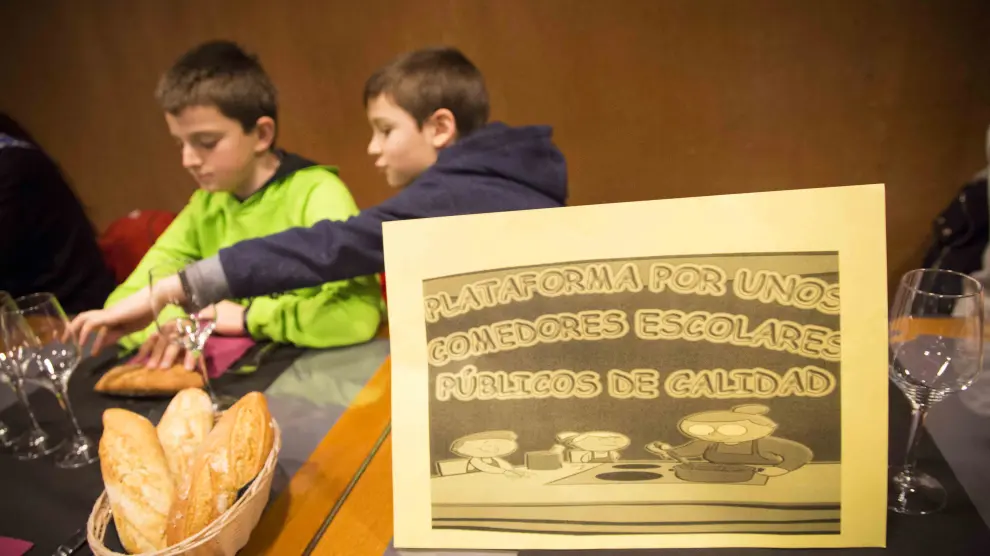 Los niños en la cafetería de las Cortes de Aragón