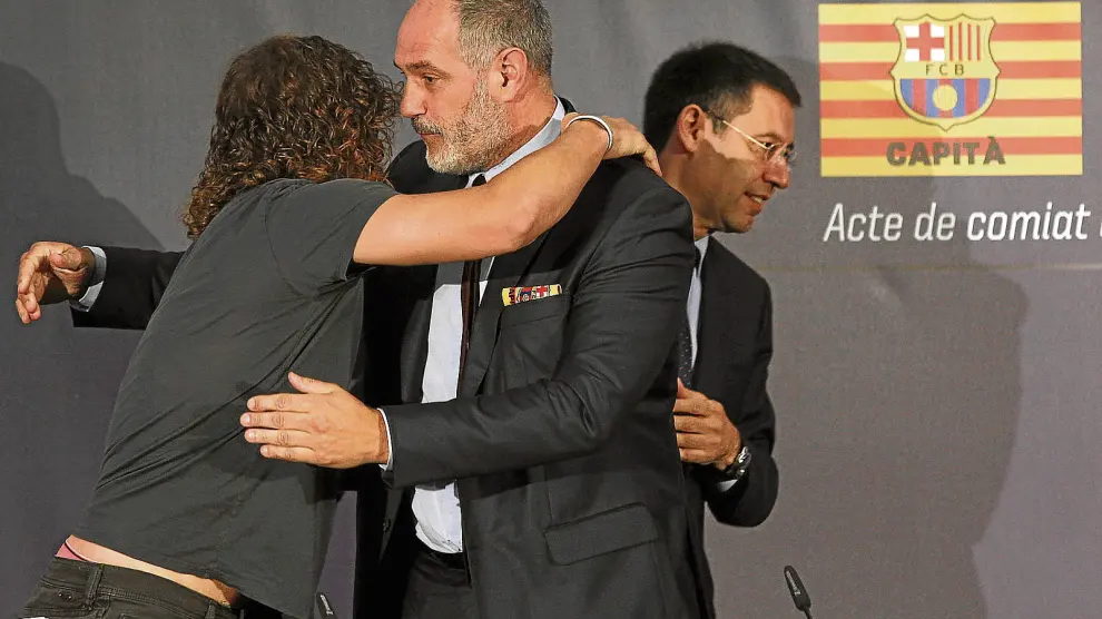 Carles Puyol, Andoni Zubizarreta y el presidente Josep Maria Bartomeu.