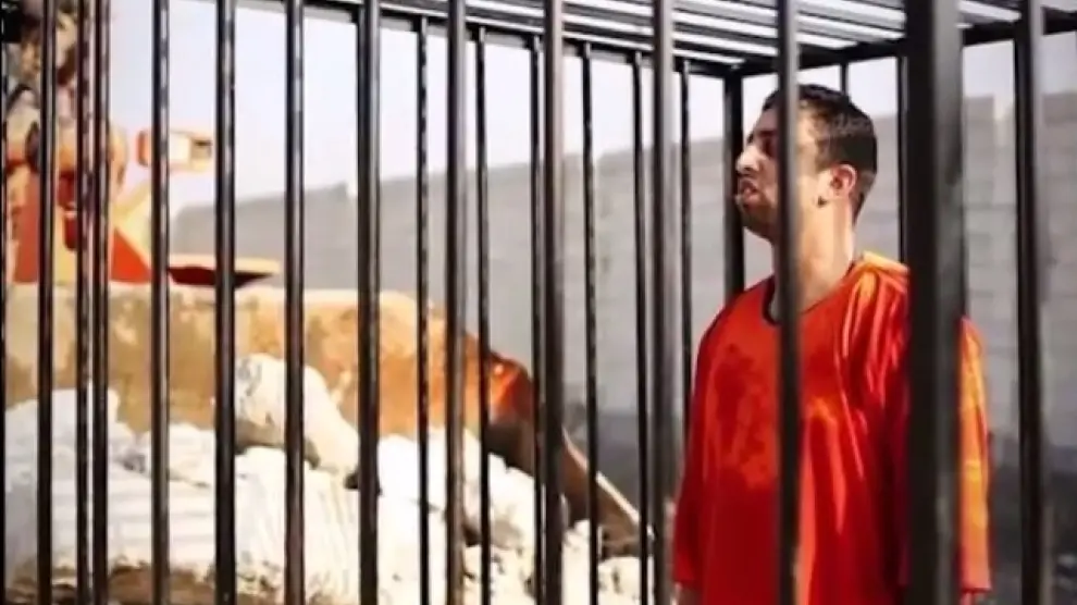 El piloto jordano dentro de la jaula en la que ha sido quemado vivo